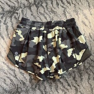 lululemon athletica Women's Camo Hottie 2” Shorts SZ 4